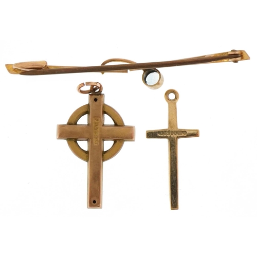 3650 - 9ct gold jewellery comprising two cross pendants and a broken bar brooch set with a blue stone, tota... 