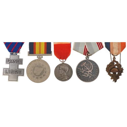 2415 - Five military interest medals including Russian Armed Forces, French Veterans Association and Nigeri... 