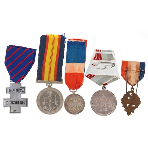 2415 - Five military interest medals including Russian Armed Forces, French Veterans Association and Nigeri... 