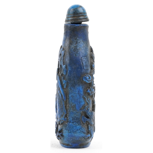 1085 - A Chinese carved hardstone snuff bottle and stopper, 20th century, decorated with figures, 8cm high.