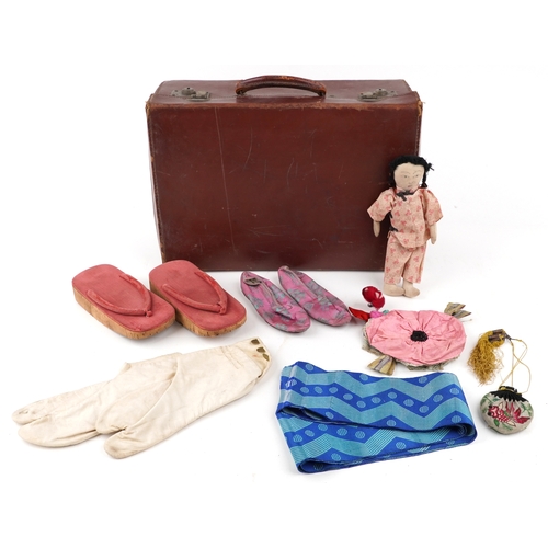 1028 - A small group of early 20th century Chinese clothing items and footwear.