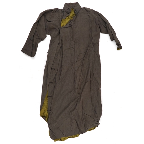 1028 - A small group of early 20th century Chinese clothing items and footwear.