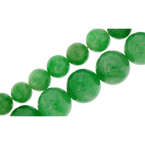 3195 - A Chinese graduated green jade bead necklace, the largest bead 9.0mm in diameter, 56cm in length, 54... 