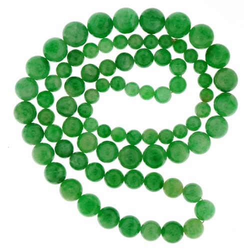 3195 - A Chinese graduated green jade bead necklace, the largest bead 9.0mm in diameter, 56cm in length, 54... 