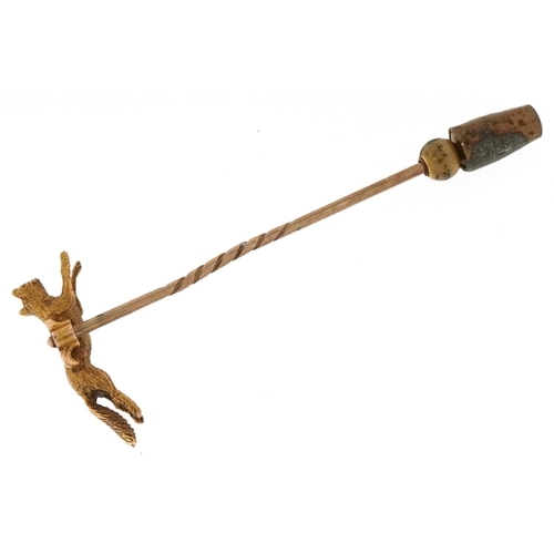 3031 - An antique unmarked 15ct gold and yellow metal stickpin in the form of a fox, 6cm in length, 3.1g.