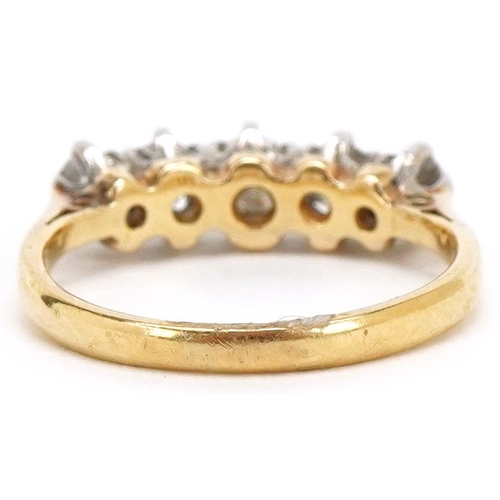 3043 - An 18ct gold graduated diamond five stone ring, the central diamond approximately 0.15 carat, size I... 