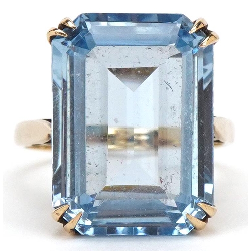 3160 - A large 9ct gold rectangular cut blue topaz ring, the topaz approximately 18.10mm x 13.10mm x 7.60mm... 