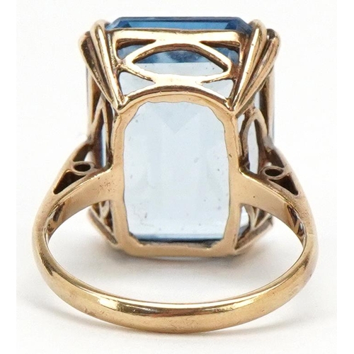 3160 - A large 9ct gold rectangular cut blue topaz ring, the topaz approximately 18.10mm x 13.10mm x 7.60mm... 