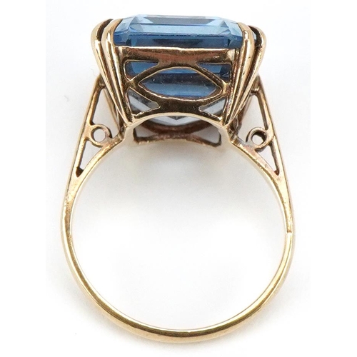 3160 - A large 9ct gold rectangular cut blue topaz ring, the topaz approximately 18.10mm x 13.10mm x 7.60mm... 