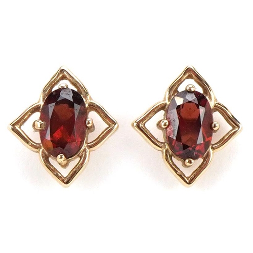 3384 - A pair of 9ct gold garnet stud earrings, 10.5mm high, total 1.5g.