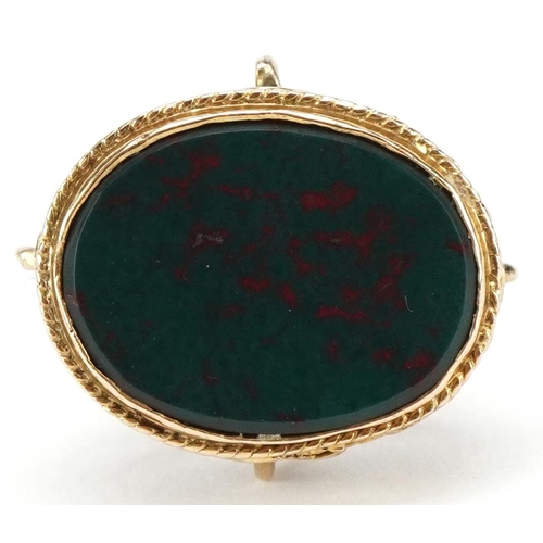 3049 - A Victorian 9ct gold bloodstone fob, 2.7cm high, 5.2g.