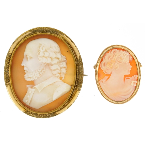 3073 - A 19th century cameo shell brooch carved with a portrait of William Shakespeare housed in a yellow m... 