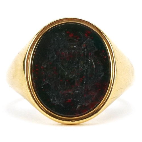 3037 - A heavy 18ct gold gentlemen's bloodstone signet ring with engraved matrix, size U, 16.0g.