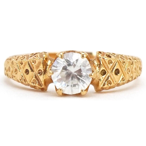 3174 - An 18ct gold clear stone solitaire ring with engraved shoulders, size M, 2.5g.