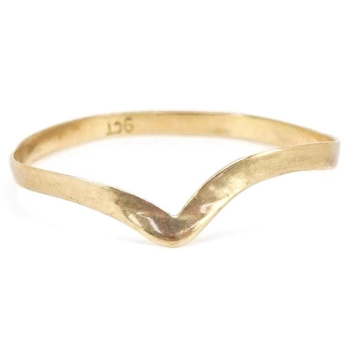 3663 - A 9ct gold wishbone ring, size O, 0.4g.