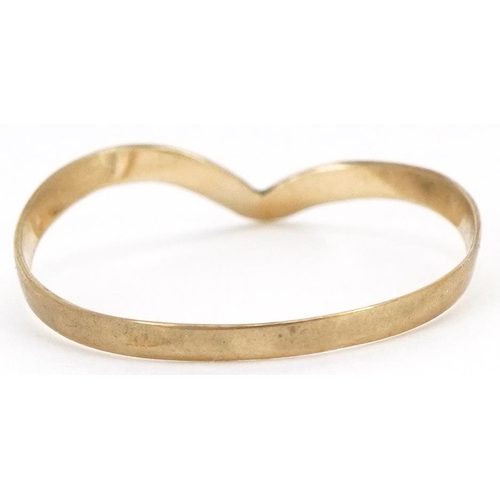 3663 - A 9ct gold wishbone ring, size O, 0.4g.