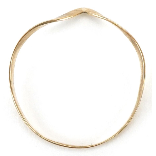 3663 - A 9ct gold wishbone ring, size O, 0.4g.