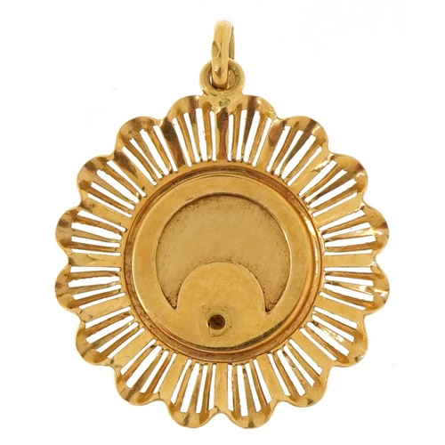 3013 - An 18ct gold religious interest pendant decorated with a Madonna, 3cm in diameter, 5.0g.