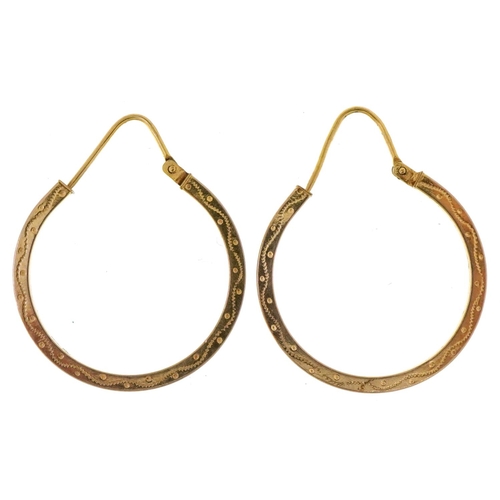 3140 - A pair of 9ct gold engraved hoop earrings, 2.5cm in diameter, total 2.0g.