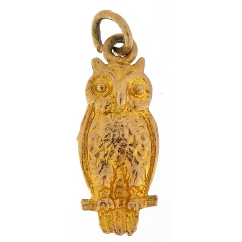 3442 - A 9ct gold charm in the form of an owl, 1.7cm high, 1.4g.