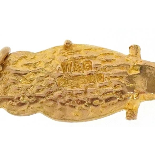 3442 - A 9ct gold charm in the form of an owl, 1.7cm high, 1.4g.