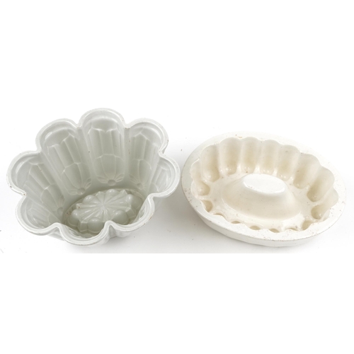 124 - An early 20th century Copeland creamware pottery jelly mould together with a similar Shelley jelly m... 