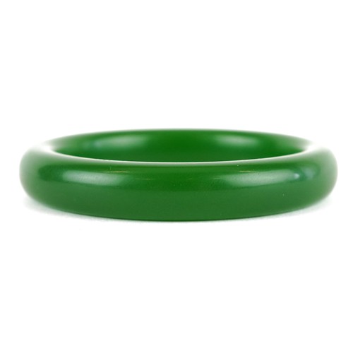 3120A - A Chinese green jade design bangle, 7.5cm in diameter, 51.0g