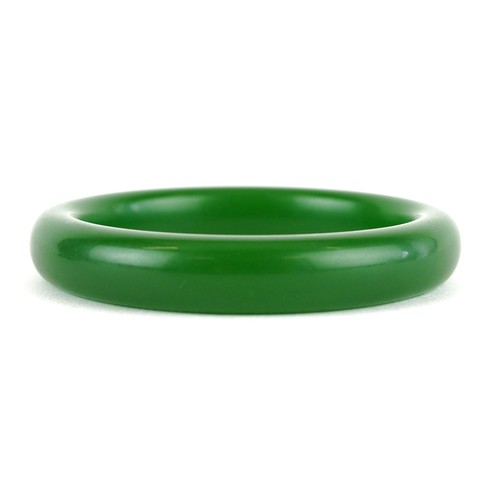 3120A - A Chinese green jade design bangle, 7.5cm in diameter, 51.0g