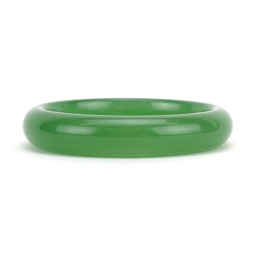 3057A - A Chinese green jade bangle, 8cm in diameter, 59.4g