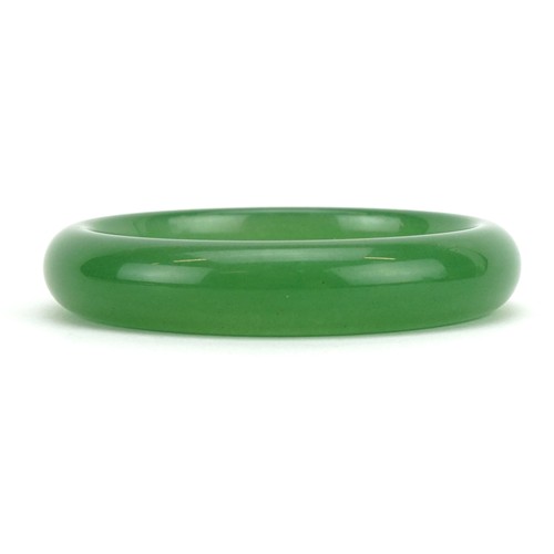 3057A - A Chinese green jade bangle, 8cm in diameter, 59.4g