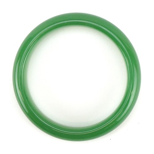 3057A - A Chinese green jade bangle, 8cm in diameter, 59.4g