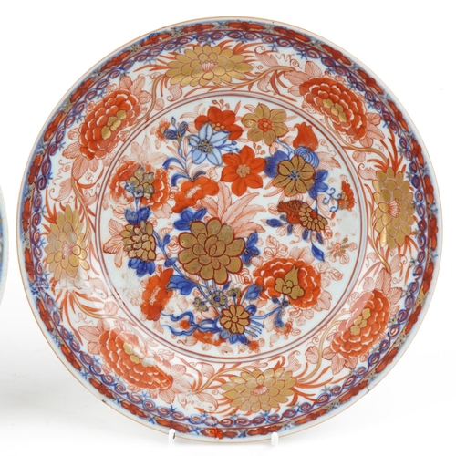  Two similar Chinese porcelain clobbered circular plates, 18th century, 23cm in diameter