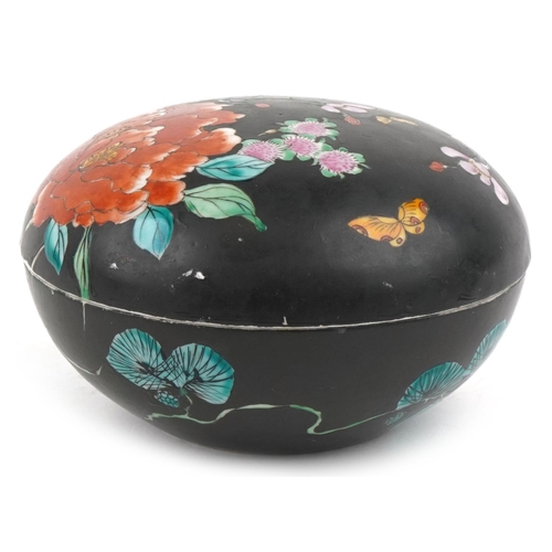 341 - A Chinese porcelain bun shaped box and cover hand painted in the famille noire palette with flowers,... 