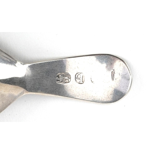 576 - A Georgian silver shell shaped caddy spoon, indistinct hallmarks, 7.5cm in length, 7.4g.