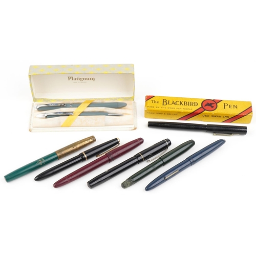 307 - A group of vintage fountain pens, some with 14ct gold nibs, including Parker, Platignum and The Blac... 