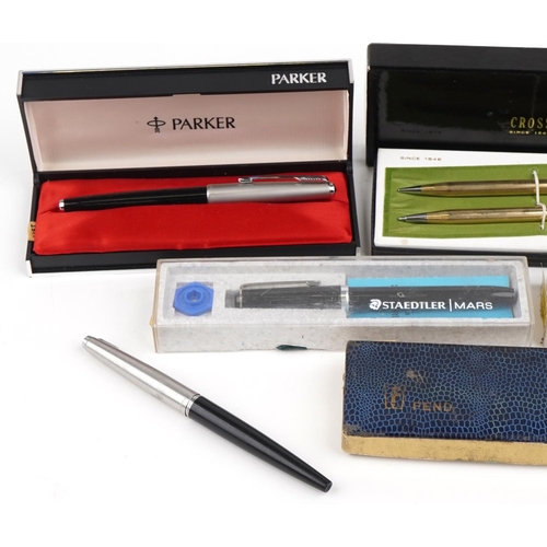 1591 - Vintage and later fountain pens and ballpoint pens including Parker, Fend and Cross.