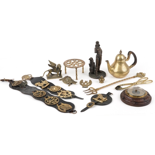 2544 - A small collection of brassware items including horse brasses, a trivet, a figure of a winged lion, ... 