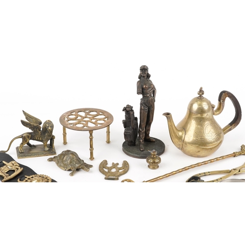 2544 - A small collection of brassware items including horse brasses, a trivet, a figure of a winged lion, ... 