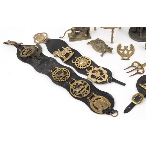 2544 - A small collection of brassware items including horse brasses, a trivet, a figure of a winged lion, ... 