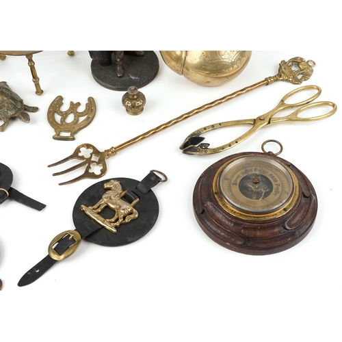 2544 - A small collection of brassware items including horse brasses, a trivet, a figure of a winged lion, ... 