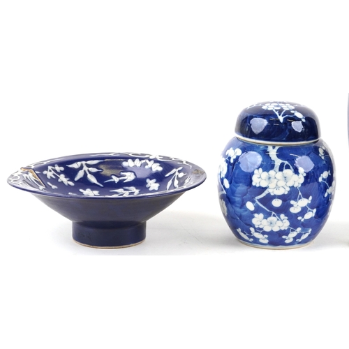 2546 - A small group of Chinese blue and white porcelain items, various sizes, the largest 24cm.