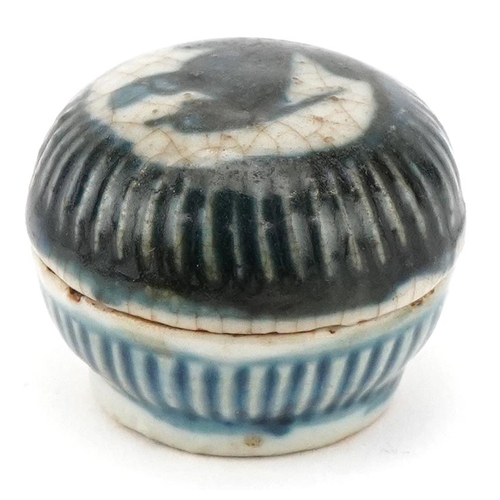 153 - An 18th century Chinese porcelain salve pot and cover hand painted in blue and white, 3.8cm in diame... 