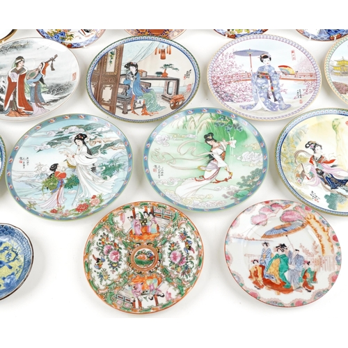 2540 - A collection of 29 various Chinese porcelain plates, all 20th century, including examples from the J... 