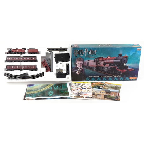 1085 - A Hornby Harry Potter & The Order of the Phoenix Hogwarts Express electric train set.