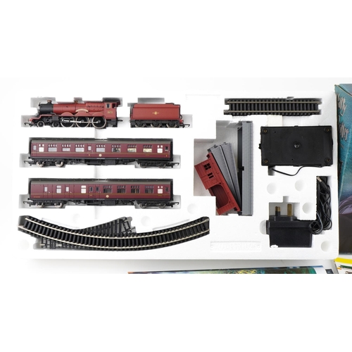 1085 - A Hornby Harry Potter & The Order of the Phoenix Hogwarts Express electric train set.