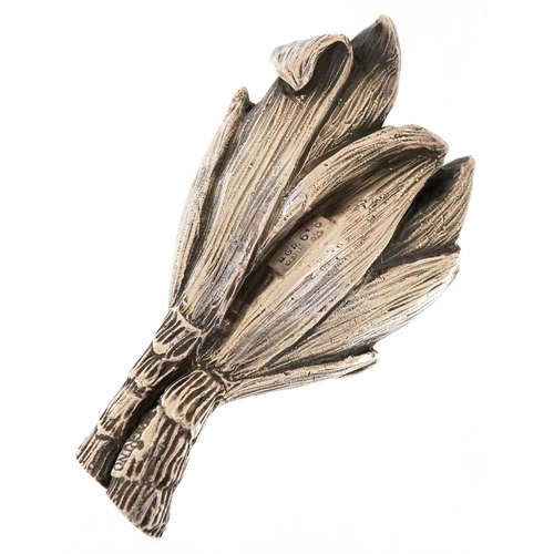 569 - Magrino, a silver model of corn, 9cm in length, 58.0g.