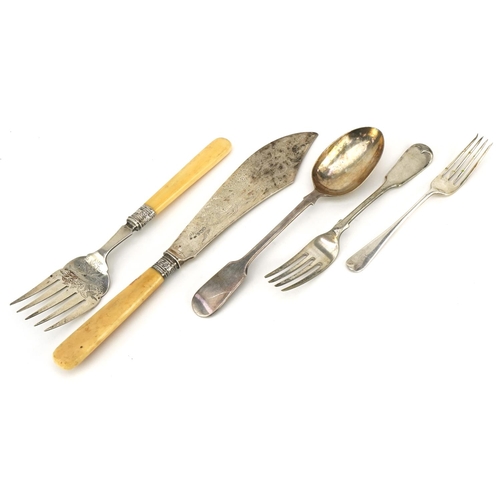 587 - Victorian and later silver flatware including a fish knife and fork, Sheffield 1900, the largest 30c... 