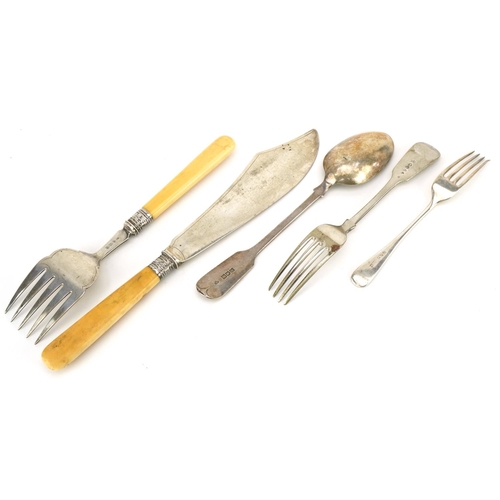 587 - Victorian and later silver flatware including a fish knife and fork, Sheffield 1900, the largest 30c... 