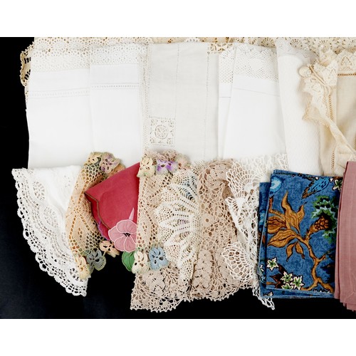 1176 - A mixed group of 20th century lace and white work including table cloths and mats. the largest is 27... 