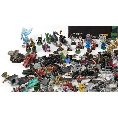 1165 - A large collection of diecast and plastic War Hammer figures.